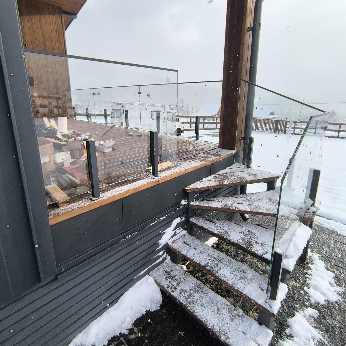 Loft Barrena — прозоре огородження балконного парапету на стійках із поручнем на склі