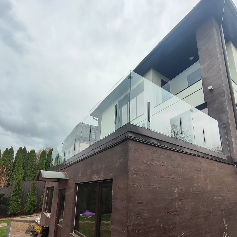 Стеклянное ограждение террасы на стойках 600 мм из прозрачного закалённого стекла Стеклянное ограждение террасы на стойках 600 мм из прозрачного закалённого стекла