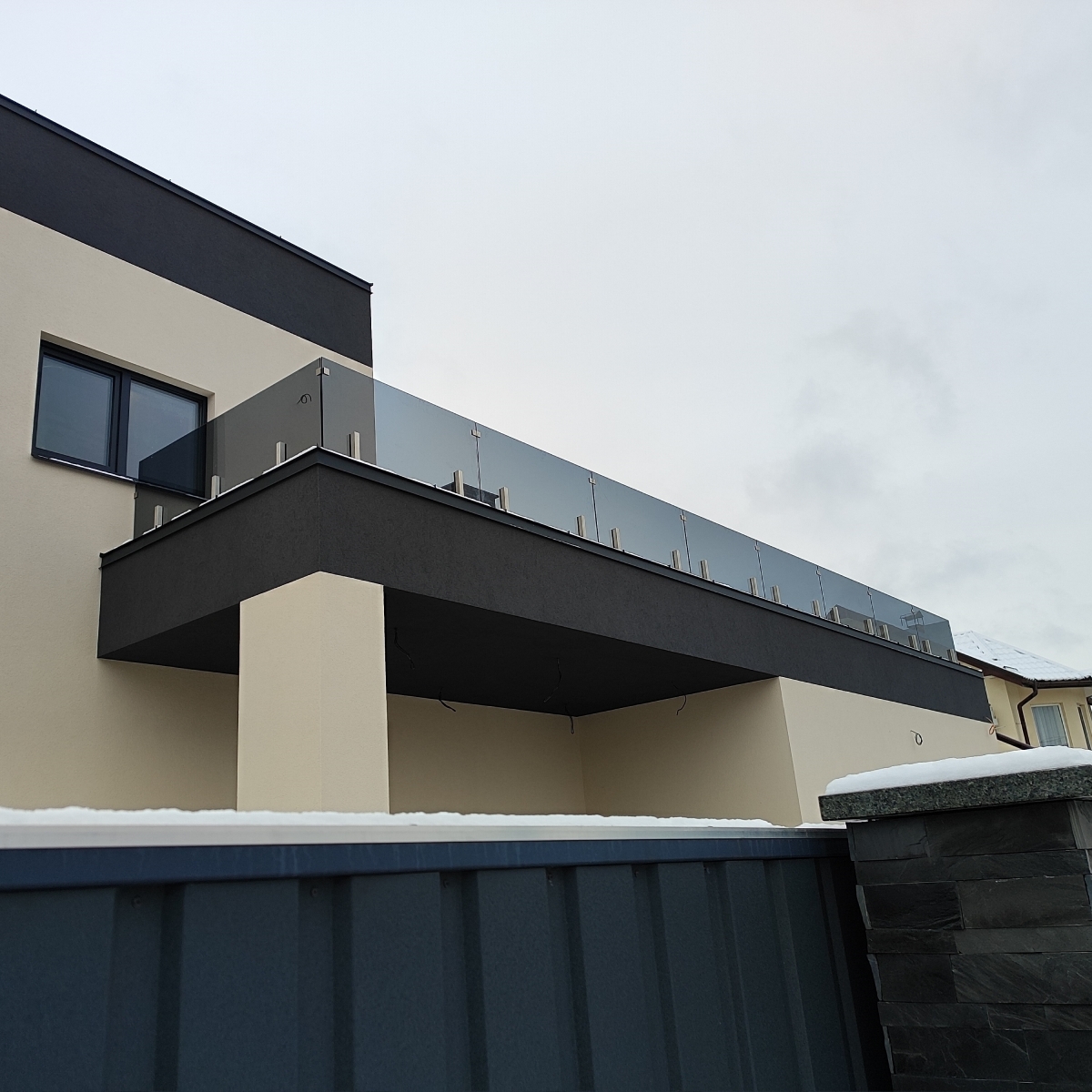 Скляне огородження тераси з графітового скла на парапеті з нержавіючими стійками