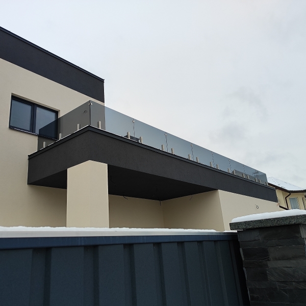 Скляне огородження тераси з графітового скла на парапеті з нержавіючими стійками