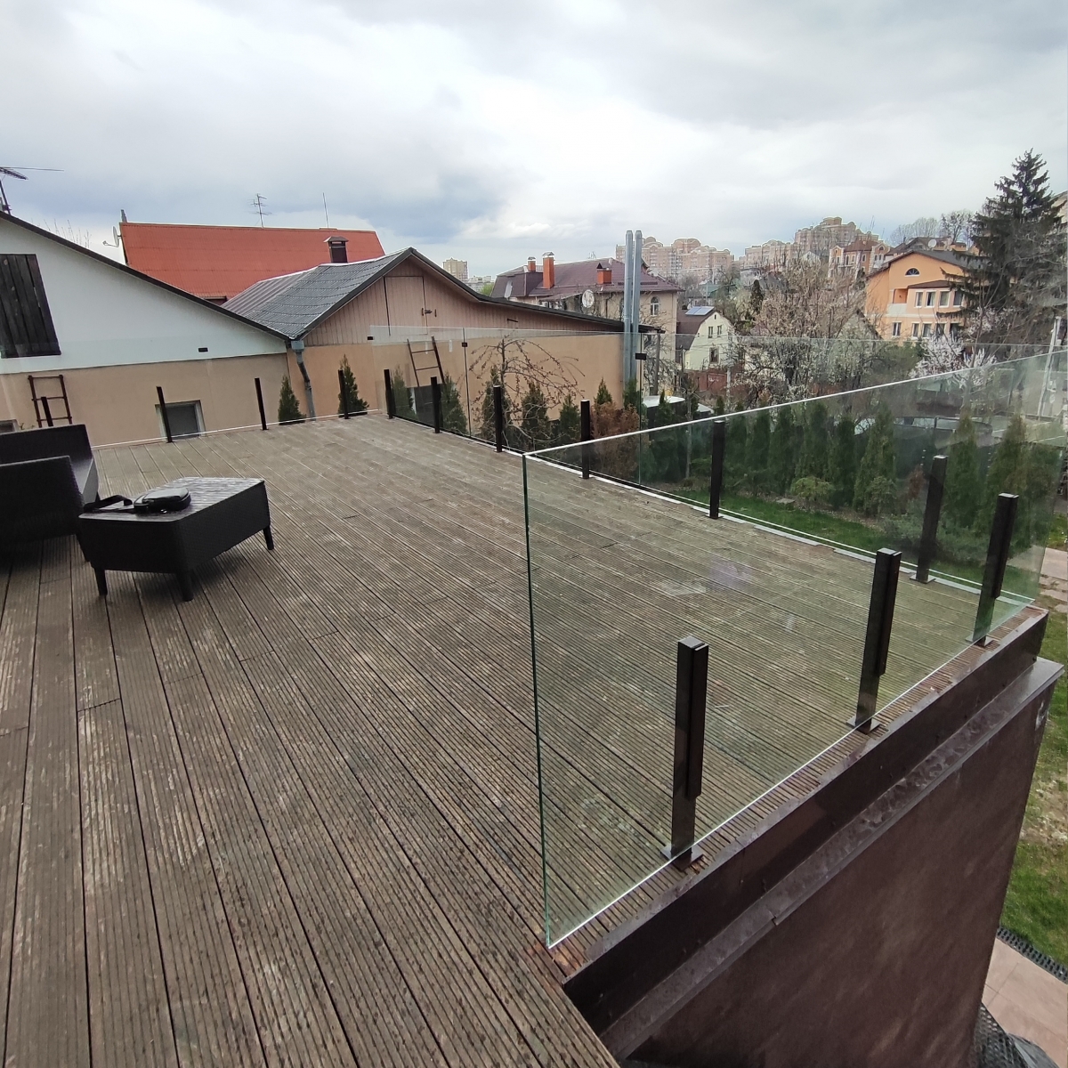 Скляне огородження тераси на стійках 600 мм із прозорого загартованого скла