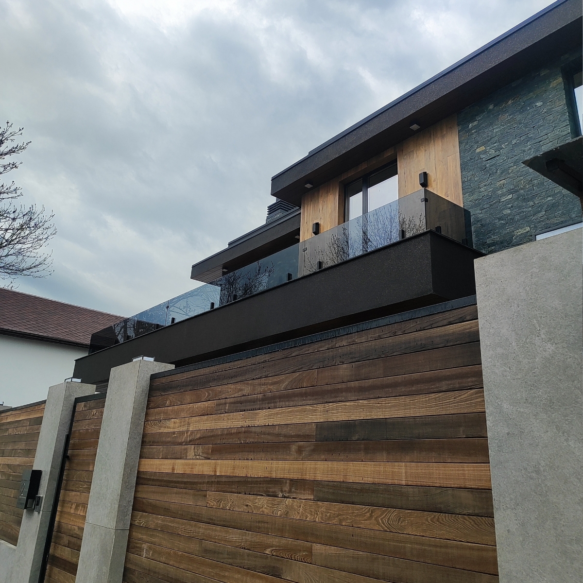 Скляне огородження балкона з графітового скла на чорних матових стійках — Matera