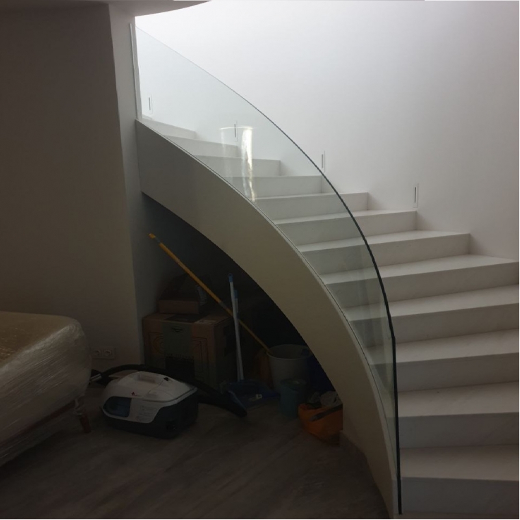 Besalú —  Радиусное стеклянное ограждение лестницы