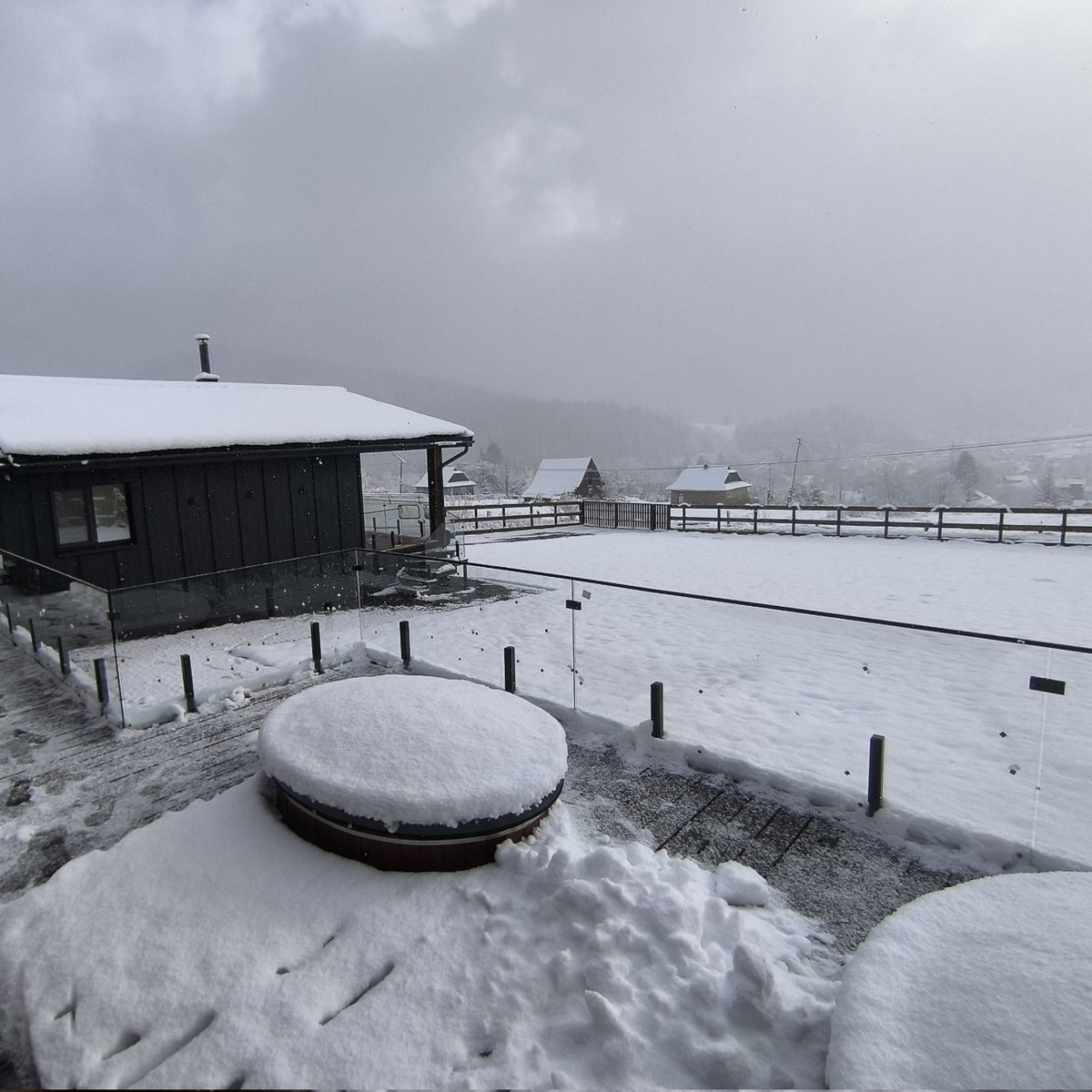 Loft Barrena — прозоре огородження балконного парапету на стійках із поручнем на склі