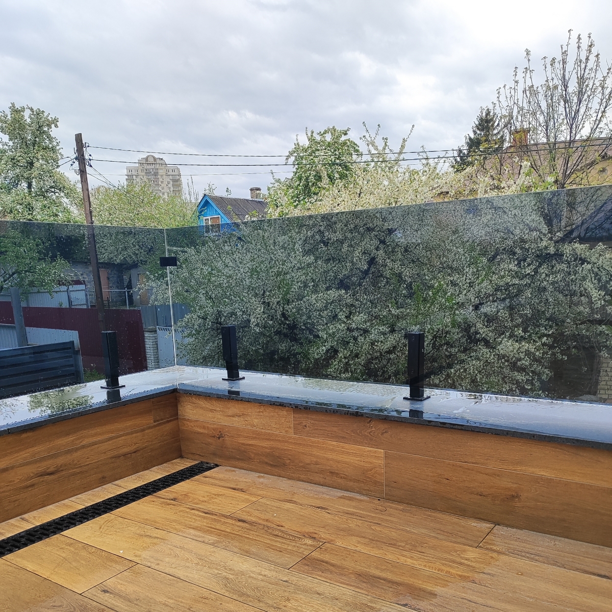 Скляне огородження балкона з графітового скла на чорних матових стійках — Matera