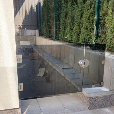 Розпашне скляне огородження з дверима з графітового скла — Frías