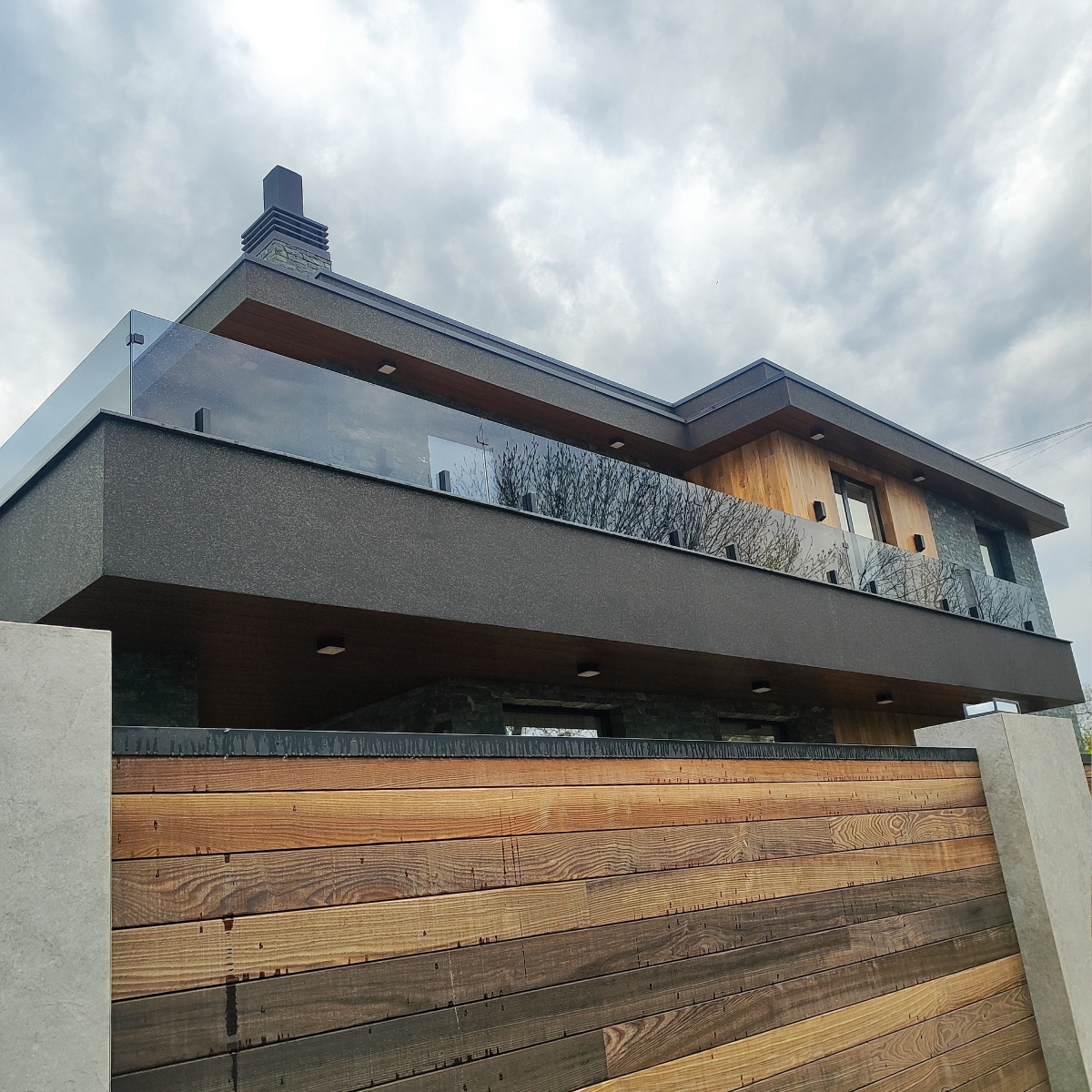 Скляне огородження балкона з графітового скла на чорних матових стійках — Matera