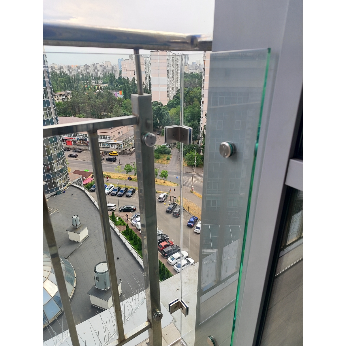 Огородження балкона з прозорого скла на металевому каркасі — Orvieto