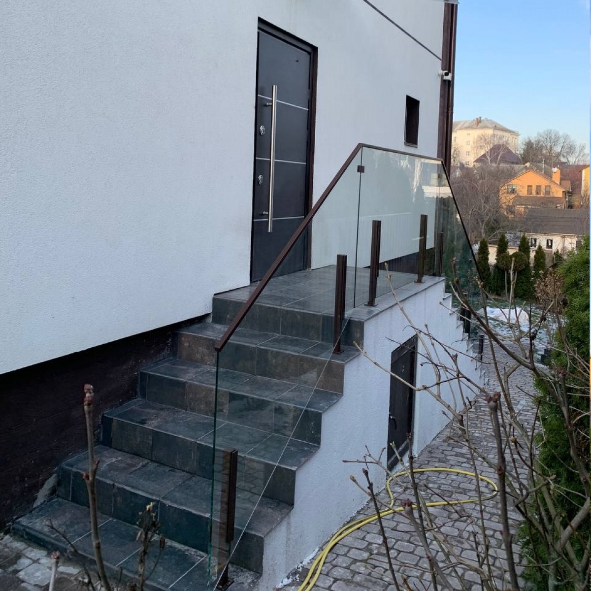 Скляне огородження сходинок і ґанку з прозорого скла з фурнітурою у порошковому фарбуванні — Cittadella