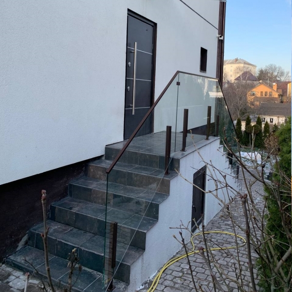 Скляне огородження сходинок і ґанку з прозорого скла з фурнітурою у порошковому фарбуванні — Cittadella