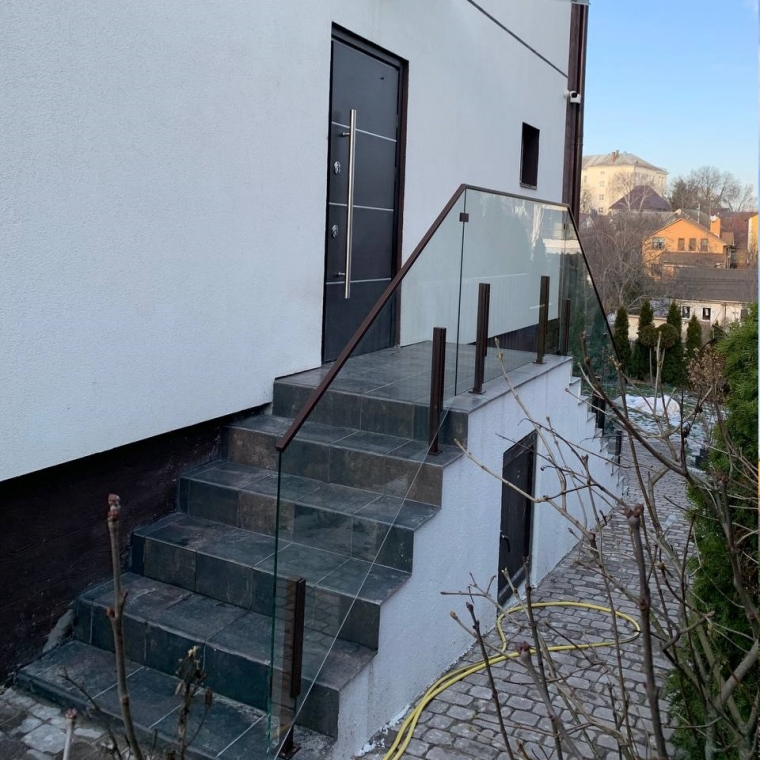 Стеклянное ограждение ступеней и крыльца из прозрачного стекла с фурнитурой в порошковой покраске — Cittadella