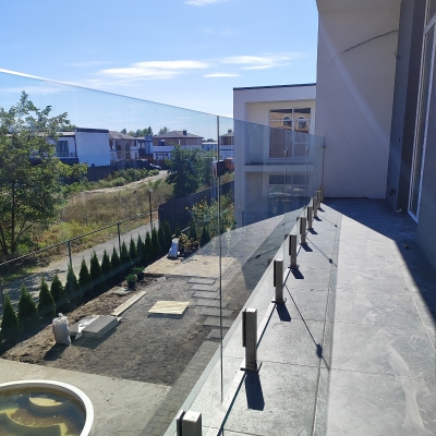 Пряме скляне огородження балкона з прозорого скла на стійках 250 мм з нержавійки — Oristano