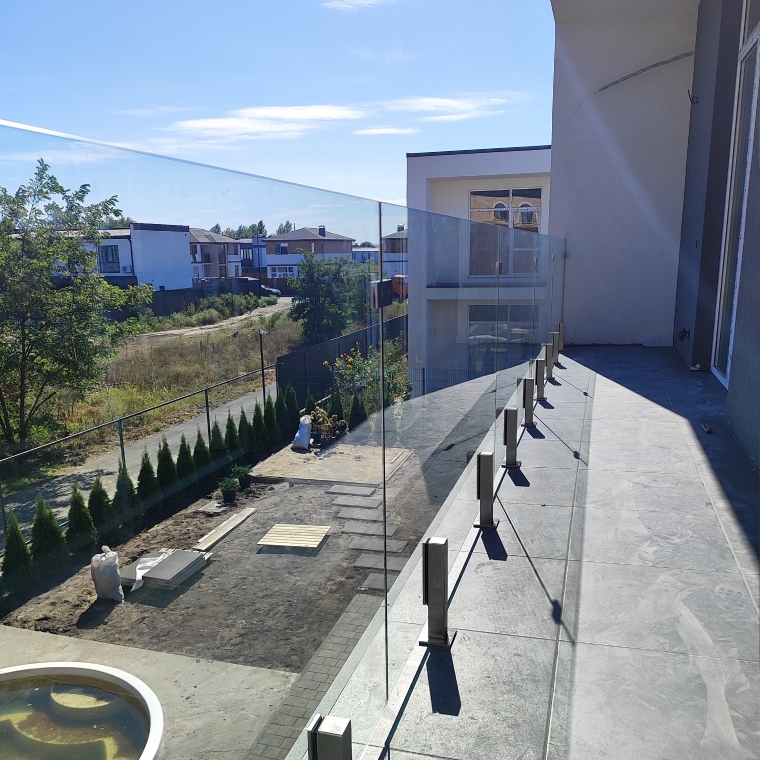 Пряме скляне огородження балкона з прозорого скла на стійках 250 мм з нержавійки — Oristano Пряме скляне огородження балкона з прозорого скла на стійках 250 мм з нержавійки — Oristano