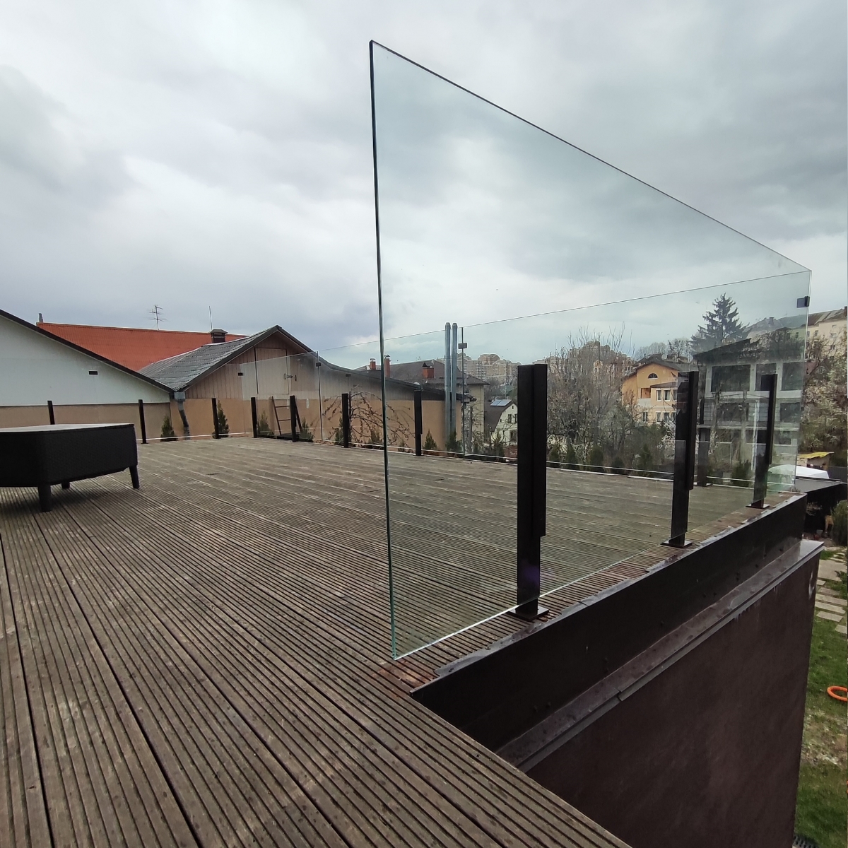 Скляне огородження тераси на стійках 600 мм із прозорого загартованого скла