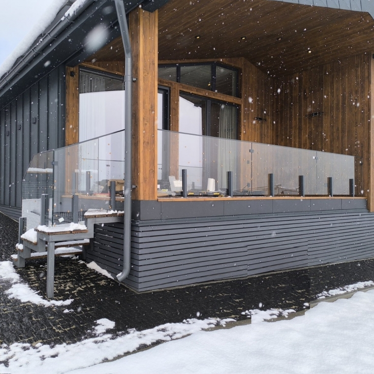 Loft Barrena — прозоре огородження балконного парапету на стійках із поручнем на склі