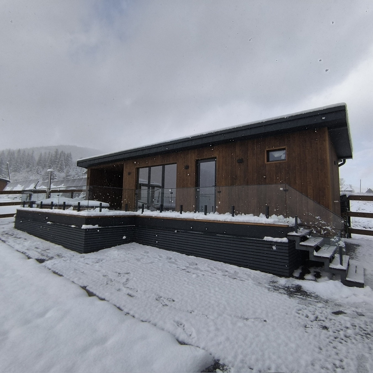 Loft Barrena — прозоре огородження балконного парапету на стійках із поручнем на склі