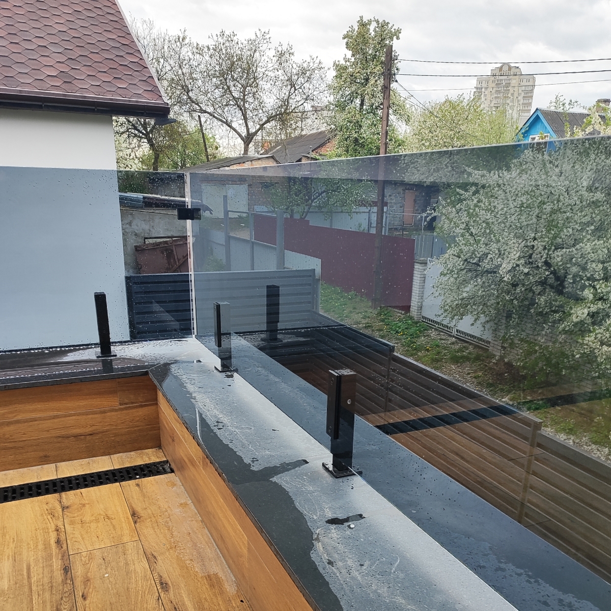 Скляне огородження балкона з графітового скла на чорних матових стійках — Matera