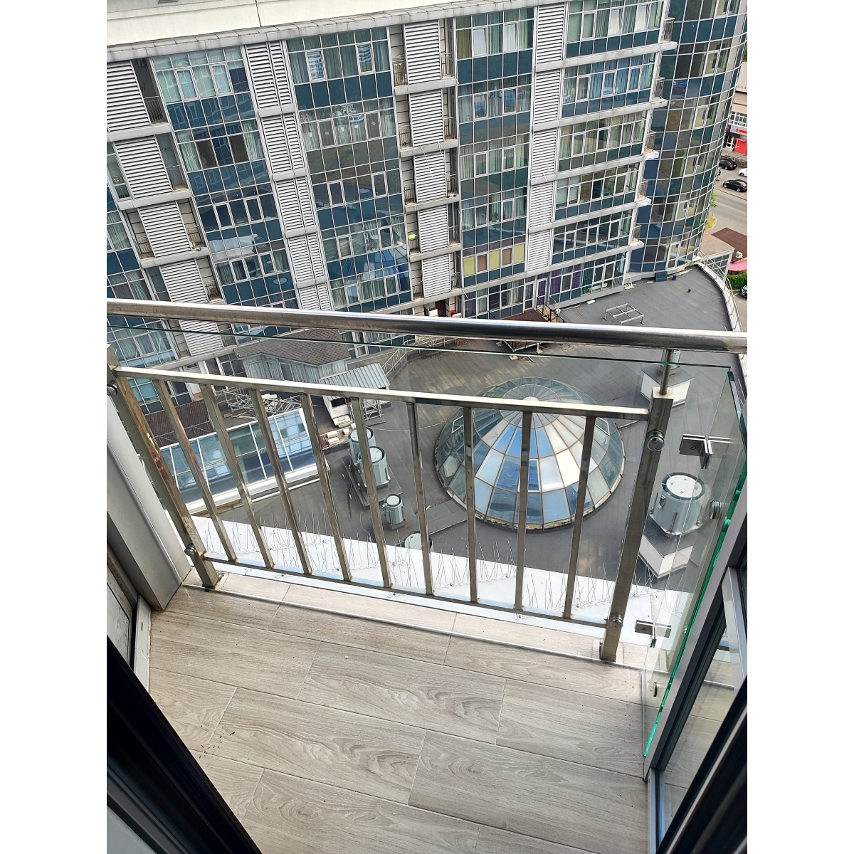 Огородження балкона з прозорого скла на металевому каркасі — Orvieto