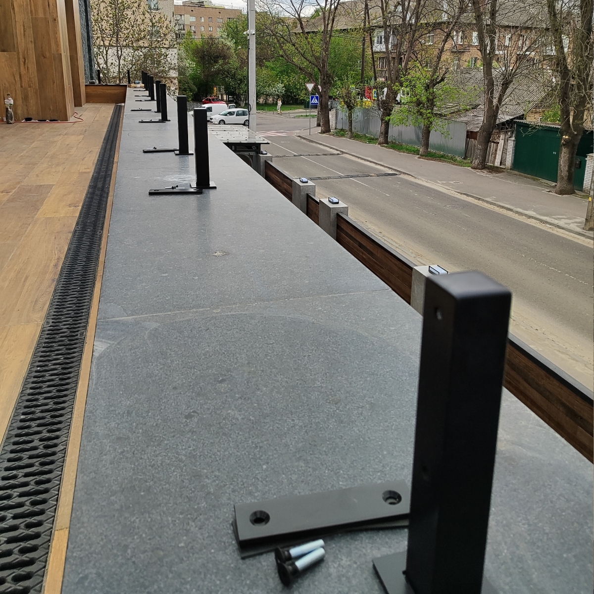 Перила для балкона з тонованого скла з чорними матовими стійками та поручнем — Cazorla