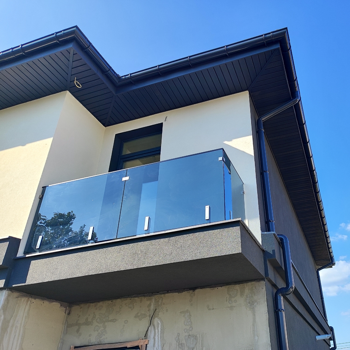 Alquézar — Огородження балкону приватного будинку, скло графіт