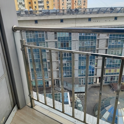 Огородження балкона з прозорого скла на металевому каркасі — Orvieto