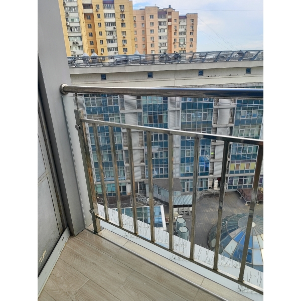 Огородження балкона з прозорого скла на металевому каркасі — Orvieto