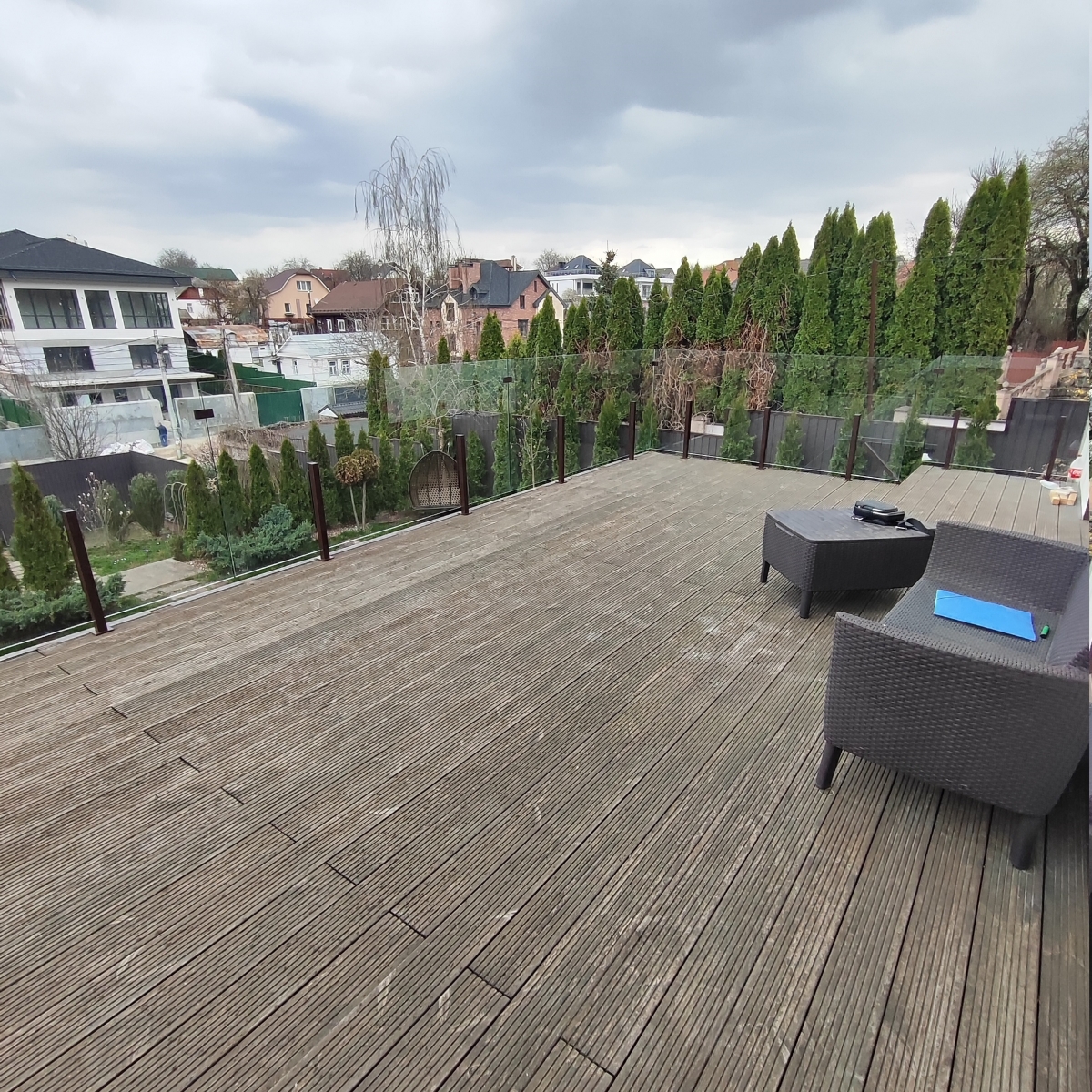 Скляне огородження тераси на стійках 600 мм із прозорого загартованого скла