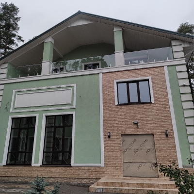 Перила для балкона з прозорого загартованого скла на стійках з нержавіючої сталі — Trapani