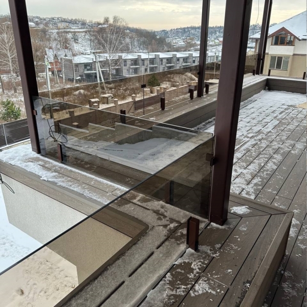 Скляне огородження балкона з бронзового скла у масі з пофарбованою фурнітурою RAL — Vasto