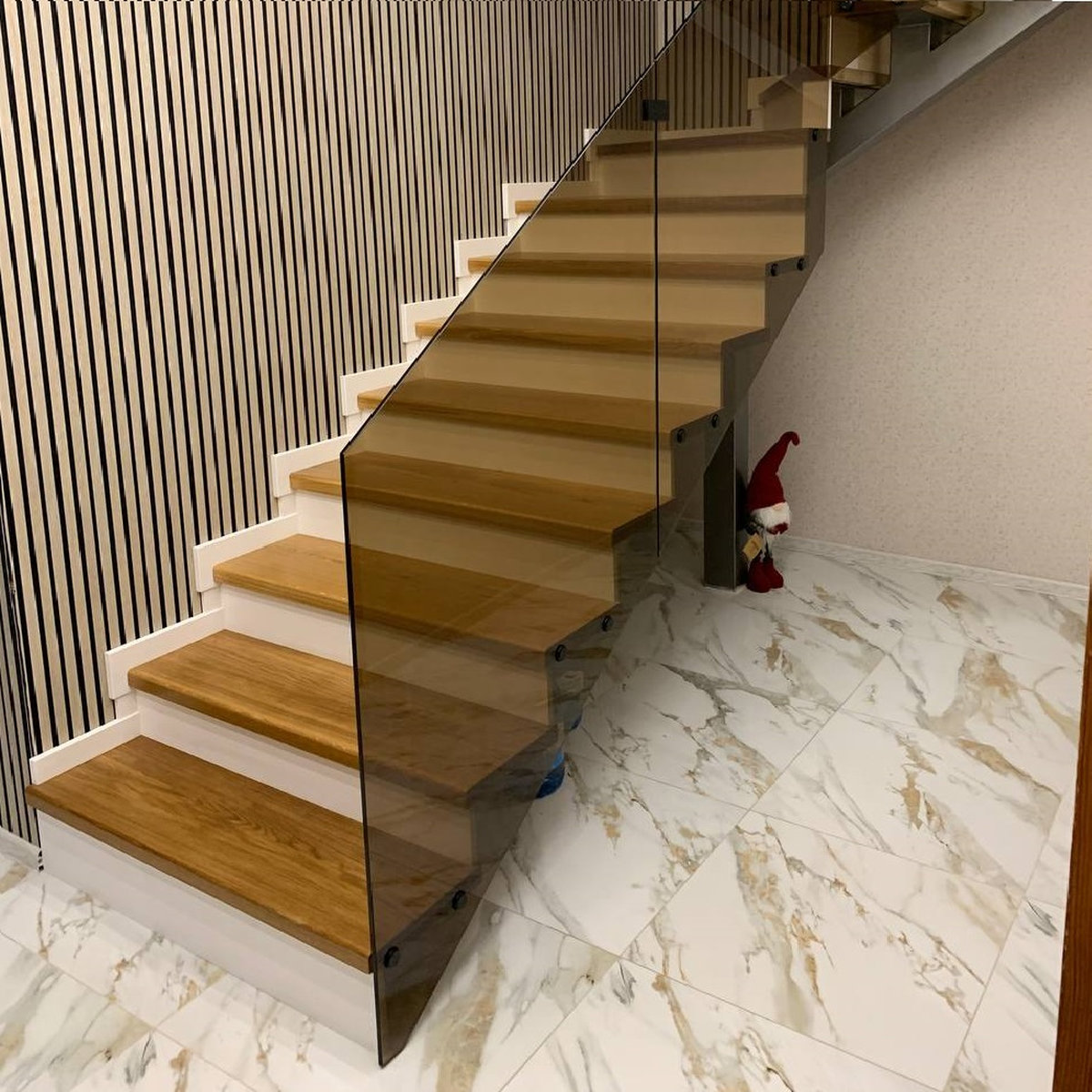 Loft Burgos — прозоре скляне огородження на чорних стійках 250 мм з конекторами та подвійними поручнями