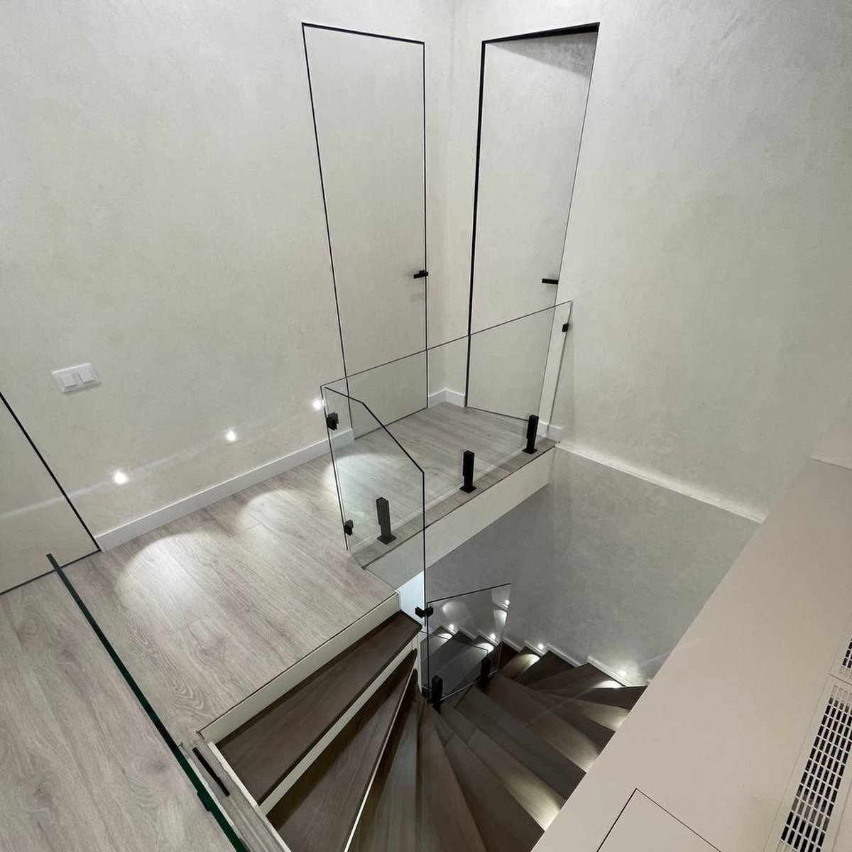 Loft Córdoba — прозоре скляне огородження на стійках з конекторами для сходів та верхнього майданчика