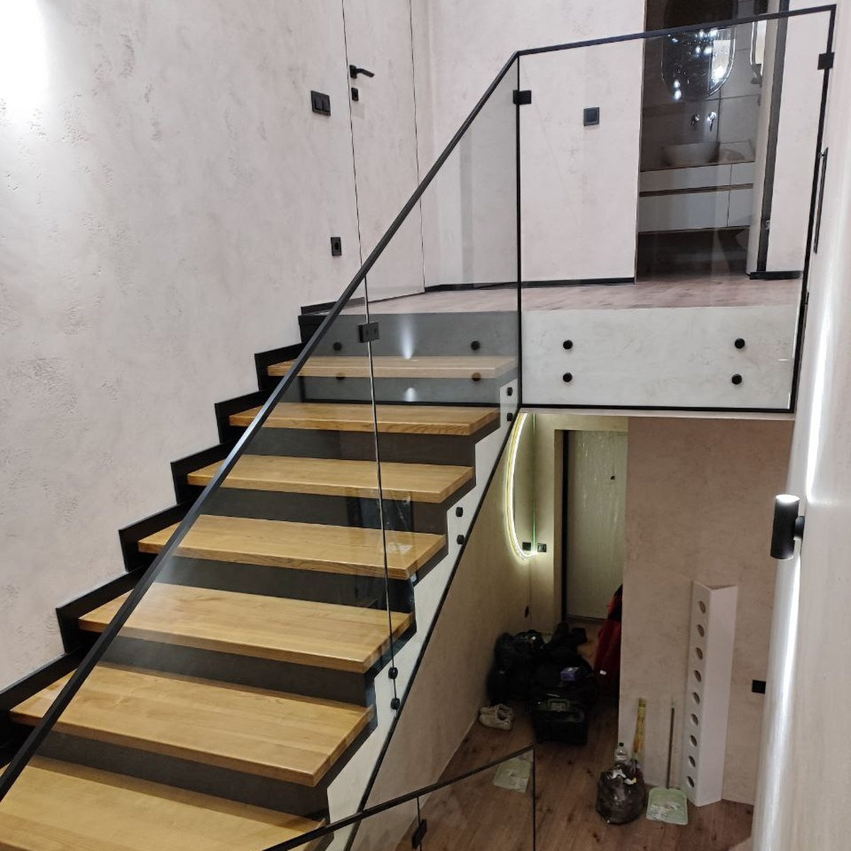 Loft Málaga — прозоре скляне огородження сходів із чорної нержавіючої фурнітури та поручнем на склі