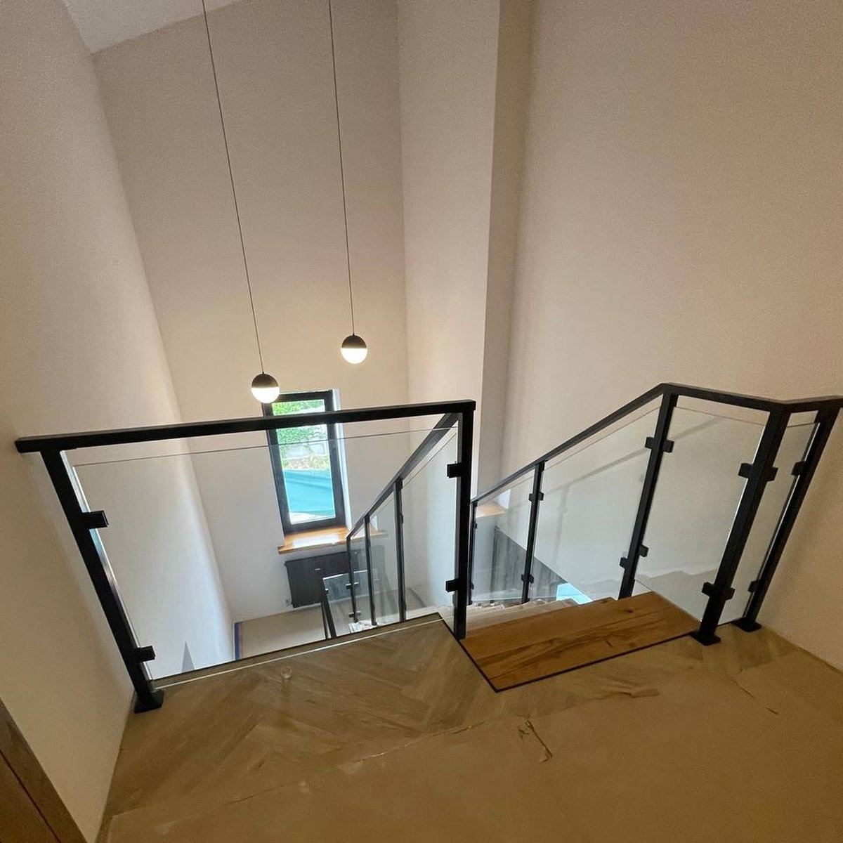 Loft Cádiz — прозоре скляне огородження зі стійками та поручнем з металу з порошковим фарбуванням