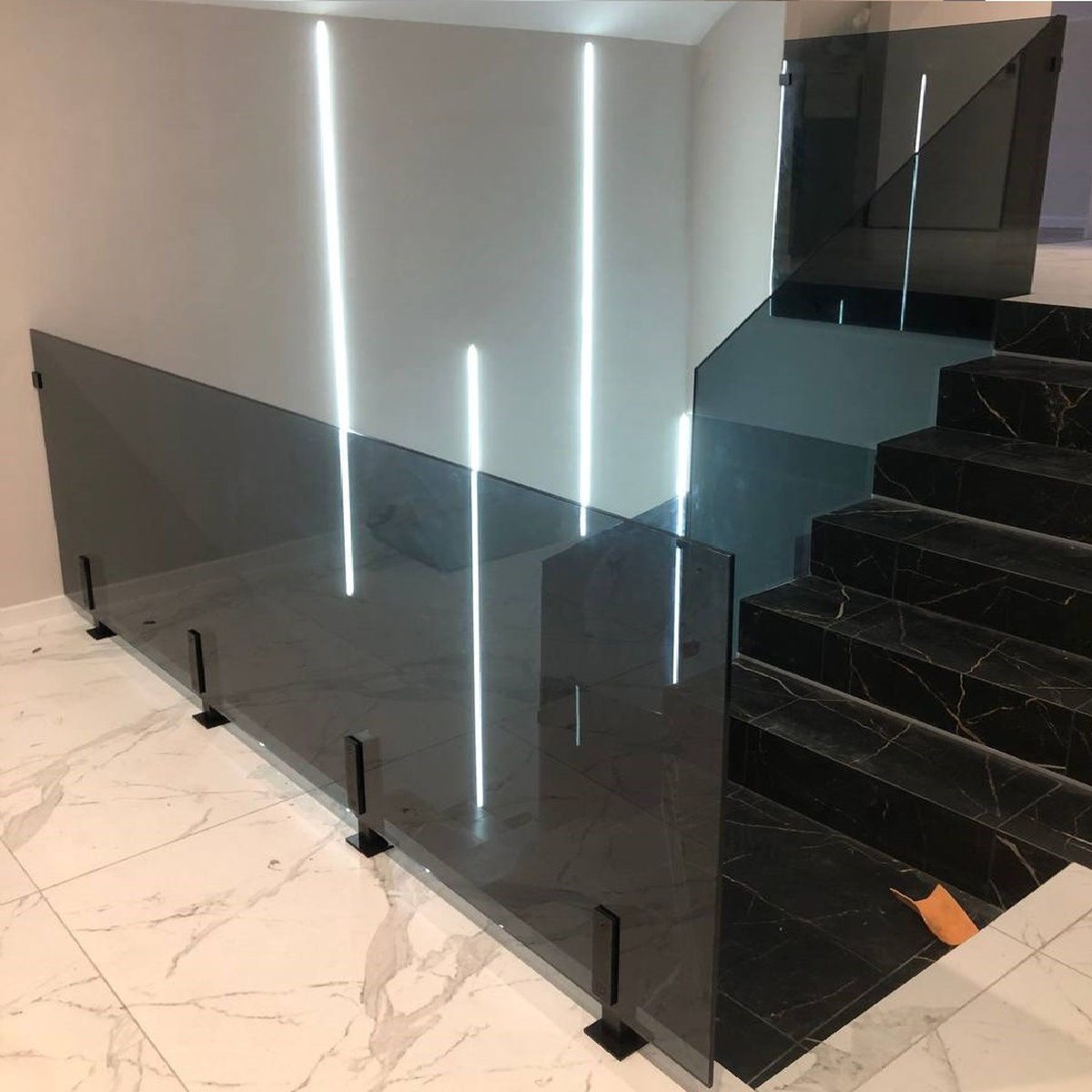 Loft Salamanca — скляне огородження зі скла графіт на чорних стійках 400 мм