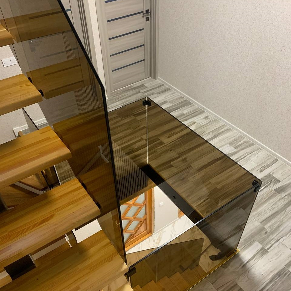 Loft Burgos — прозоре скляне огородження на чорних стійках 250 мм з конекторами та подвійними поручнями