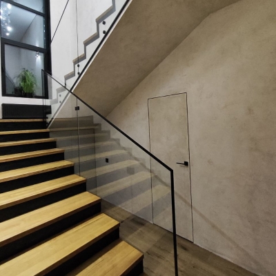 Loft Málaga — прозоре скляне огородження сходів із чорної нержавіючої фурнітури та поручнем на склі