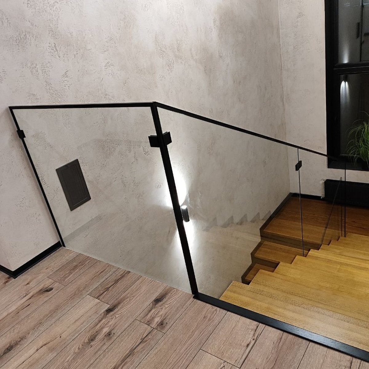 Loft Málaga — прозоре скляне огородження сходів із чорної нержавіючої фурнітури та поручнем на склі