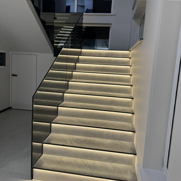 Loft Mérida — огородження сходів зі склом графіт