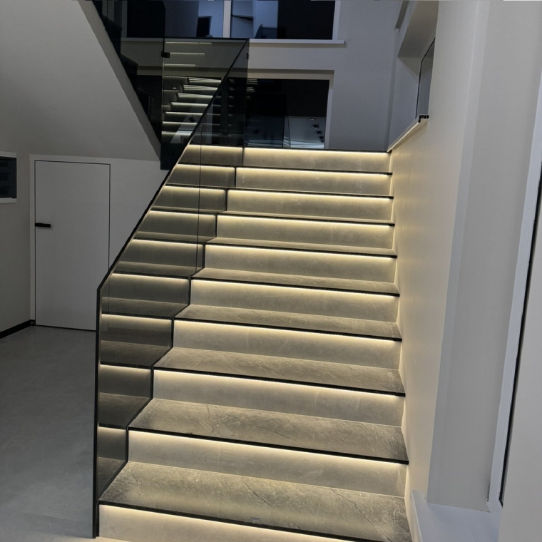 Loft Mérida — огородження сходів зі склом графіт