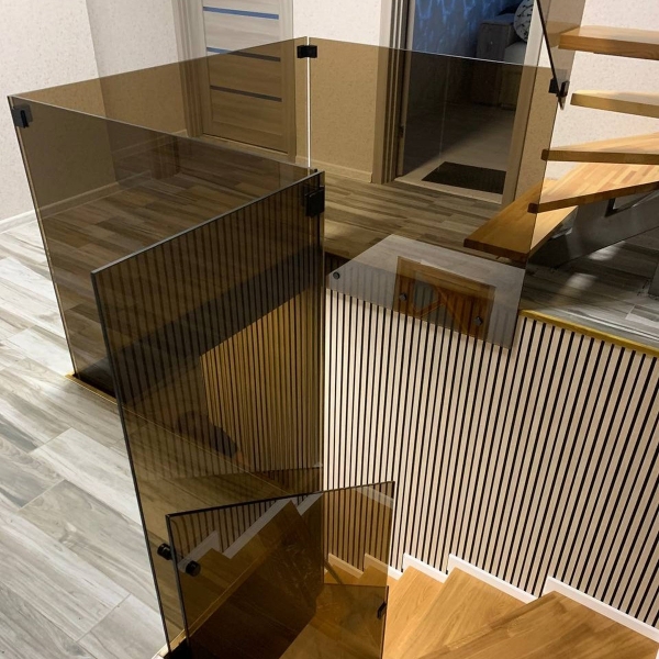 Loft Burgos — прозоре скляне огородження на чорних стійках 250 мм з конекторами та подвійними поручнями