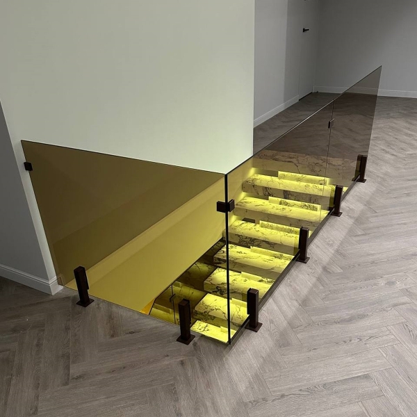 Loft Pamplona — скляне огородження сходів з бронзового скла