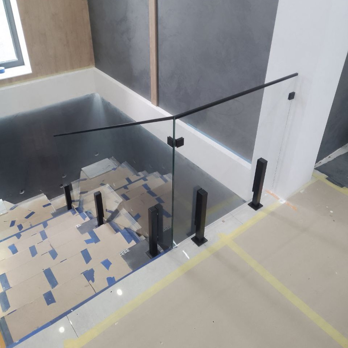 Loft Toledo — прозоре скляне огородження на чорних стійках 400 мм для сходів