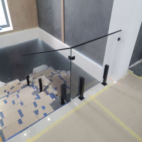 Loft Toledo — прозоре скляне огородження на чорних стійках 400 мм для сходів