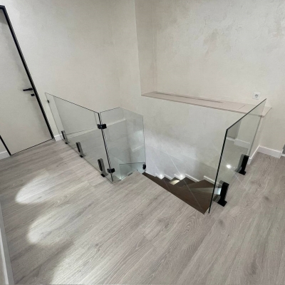 Loft Córdoba — прозоре скляне огородження на стійках з конекторами для сходів та верхнього майданчика