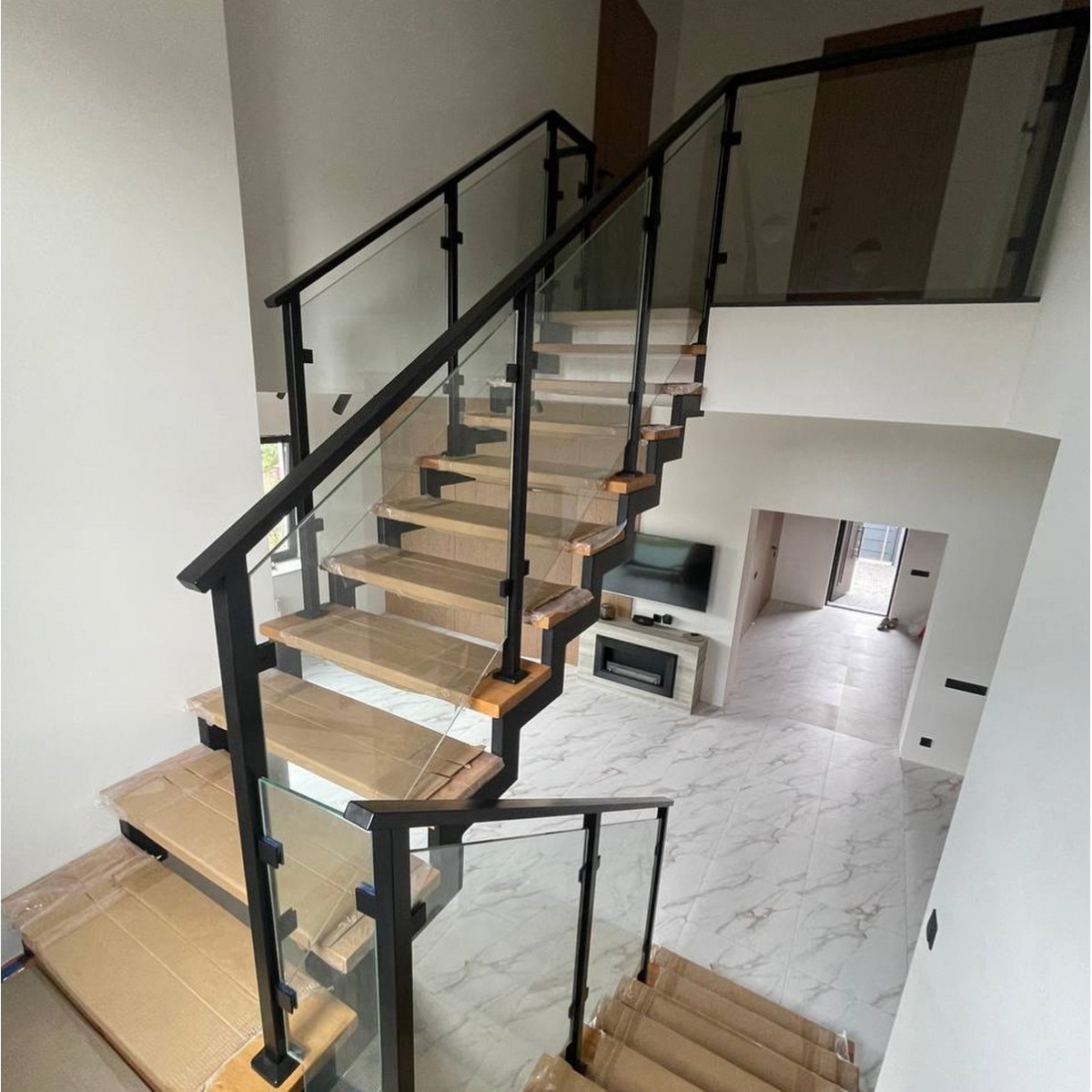 Loft Cádiz — прозоре скляне огородження зі стійками та поручнем з металу з порошковим фарбуванням