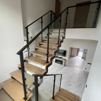 Loft Cádiz — прозоре скляне огородження зі стійками та поручнем з металу з порошковим фарбуванням