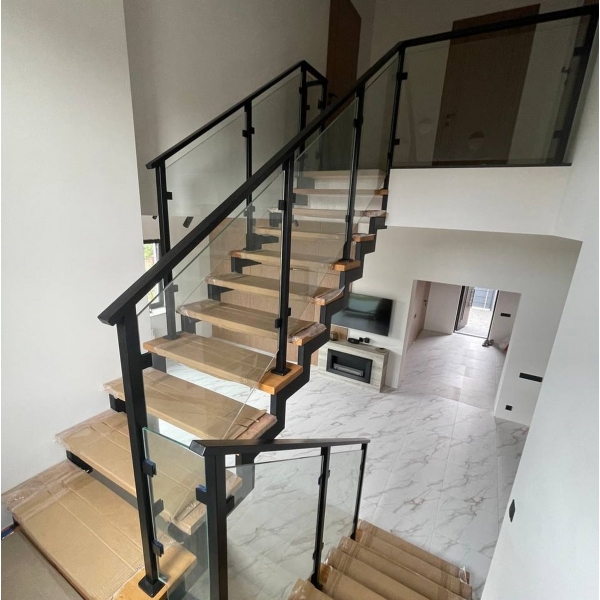 Loft Cádiz — прозоре скляне огородження зі стійками та поручнем з металу з порошковим фарбуванням