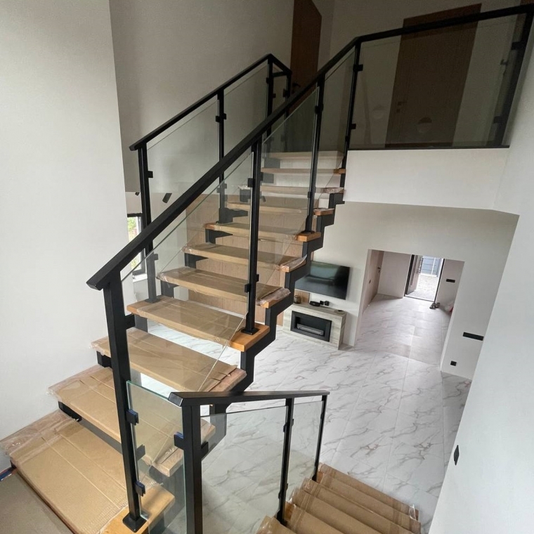 Loft Cádiz — прозоре скляне огородження зі стійками та поручнем з металу з порошковим фарбуванням