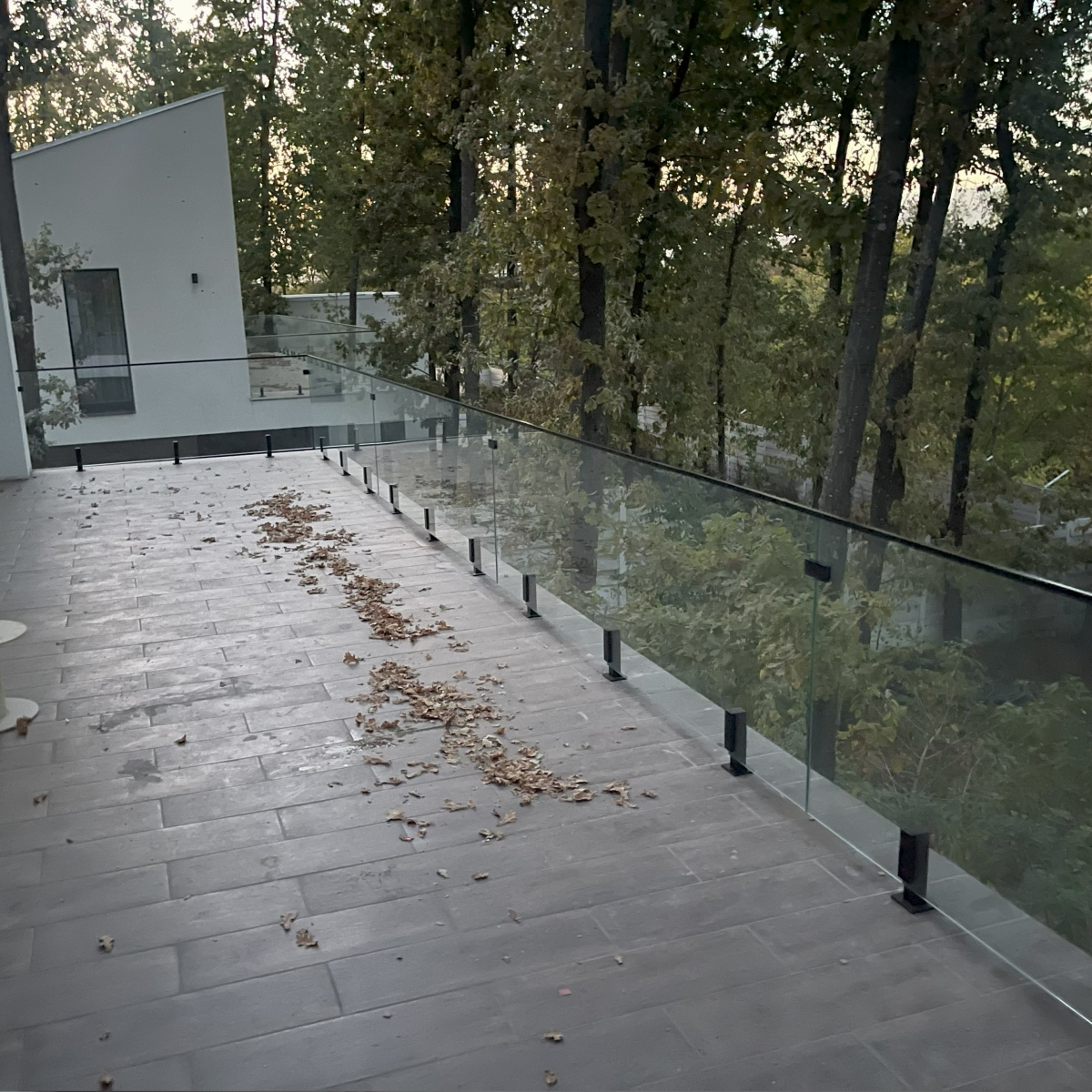 Ribadesella — Скляне огородження балкона, прозоре скло, чорна фурнітура