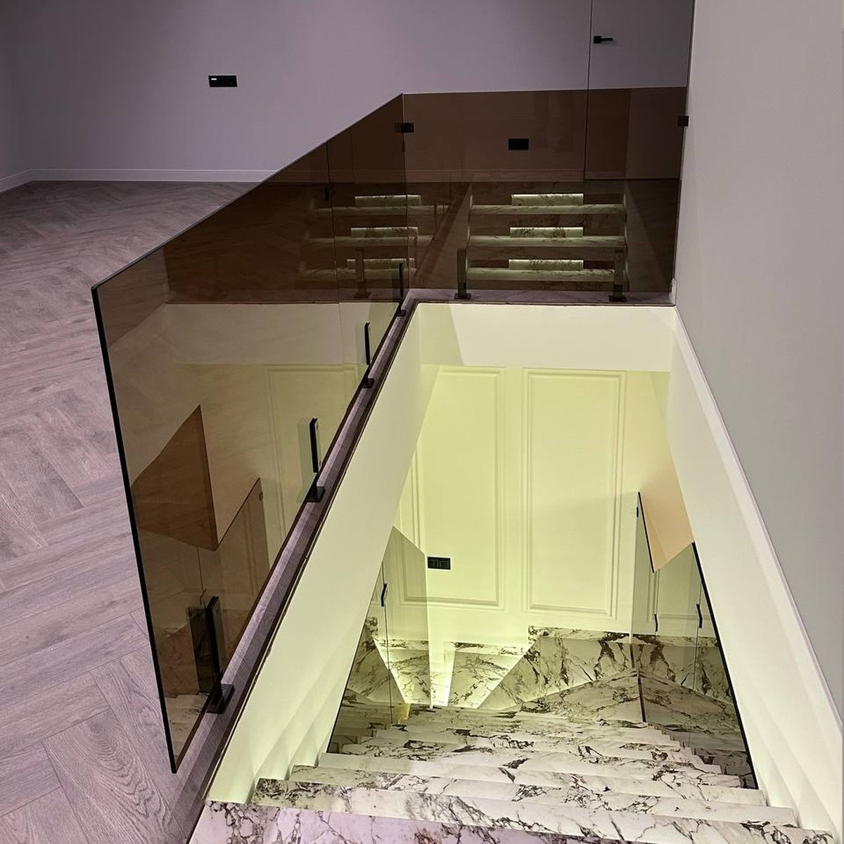 Loft Pamplona — скляне огородження сходів з бронзового скла